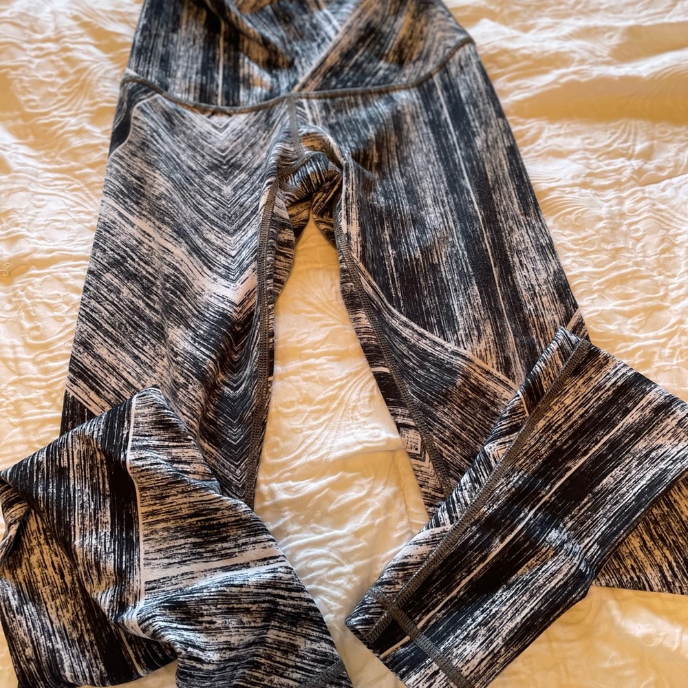 Lululemon black/white pattern tights
